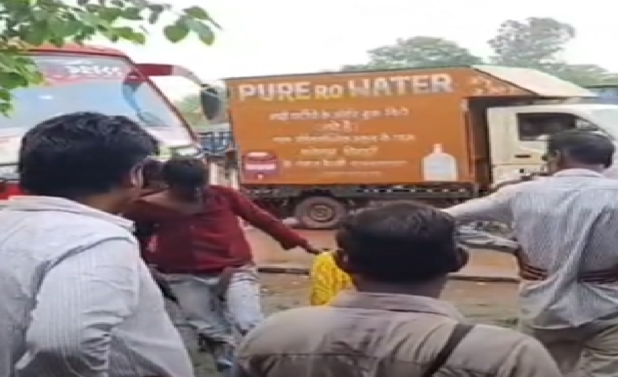 शिवपुरी में बस स्टैंड पर जेबकतरा पकड़ाया, भीड़ से बचकर भागा; स्मैक नेटवर्क पर उठे सवाल, वीडियो से मचा हड़कंप