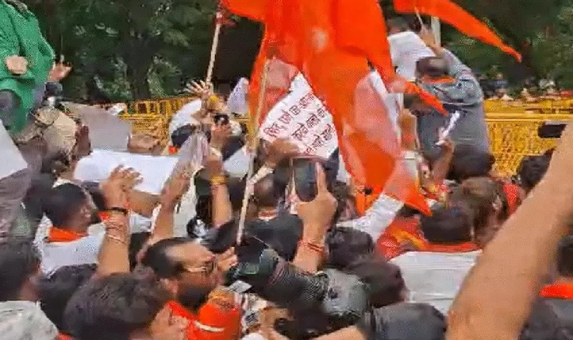 राम मंदिर चढ़ावा व्यवस्था को लेकर भोपाल में हंगामा, पुलिस और प्रदर्शनकारियों के बीच धक्का-मुक्की