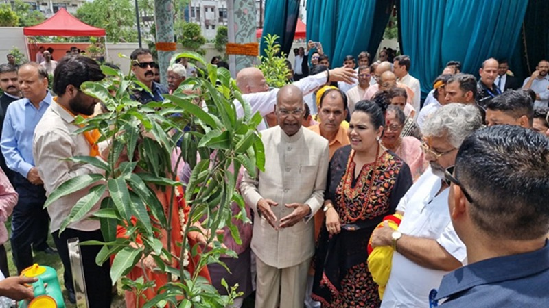 वृंदावन पहुंचे पूर्व राष्ट्रपति रामनाथ कोविंद, ठाकुरजी के दर्शन कर विवेकानंद प्रतिमा पर चढ़ाए फूल