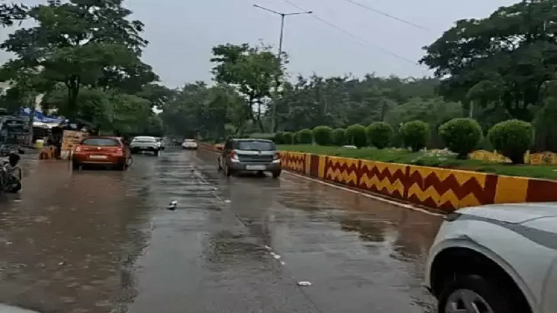 इंदौर में फिर बदलेगा मौसम का मिजाज! घने बादलों के बीच तेज बारिश का अनुमान, सीजन में 18 इंच बरसा पानी