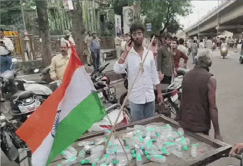 हाथ में नहीं ठेले पर तिरंगा और साथ में सफाई का जज्बा, 70 साल के भोला ने पेश की देशभक्ति की मिसाल