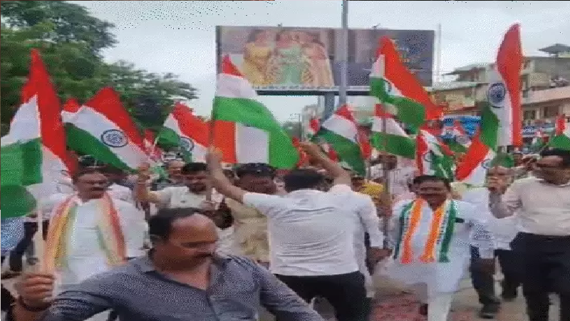 देशभक्ति या लापरवाही? नर्मदा की तेज धार में बिना लाइफ जैकेट नाव पर निकले विधायक, वीडियो चर्चा में