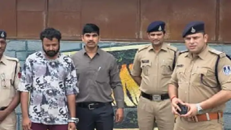 MD की डिलीवरी से पहले पुलिस ने दबोचा आरोपी, नाबालिग भी साथ; चंदन नगर में शराब तस्करी पर 3 गिरफ्तार