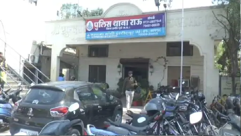 डेढ़ बजे राऊ में पुलिस की दबिश से मची भगदड़, जुआरी बाइक छोड़कर भागे; अड्डा संचालक की तलाश शॉर्ट डिस्क्रिप्शन
