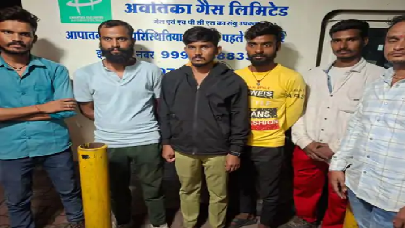 इंदौर में गड्ढा बंद करने पहुंची गैस कंपनी की टीम से विवाद, मारपीट के आरोपों पर आमने-सामने कंपनी और पार्षद
