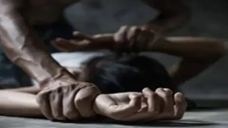 घर में घुसा पड़ोसी युवक और युवती से दुष्कर्म का आरोप, विरोध पर बदनाम करने की धमकी; भाई से मारपीट का भी मामला
