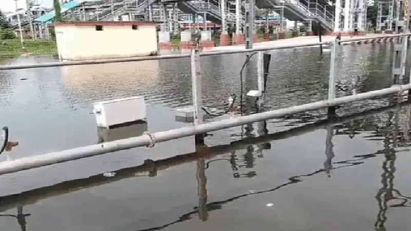 गंगा का रौद्र रूप और बारिश का कहर यूपी में बिगड़े हालात सड़कें जलमग्न घाट डूबे कई गांवों पर बाढ़ का खतरा