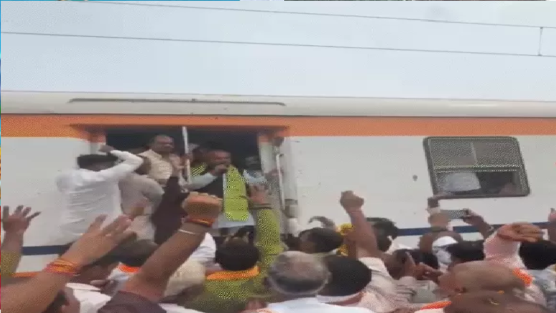 मुरैना में ट्रेन से तोमर का भाषण और भोपाल में पटवारी का हमला, MP की राजनीति में छाया इंजन-डिब्बे वाला तंज
