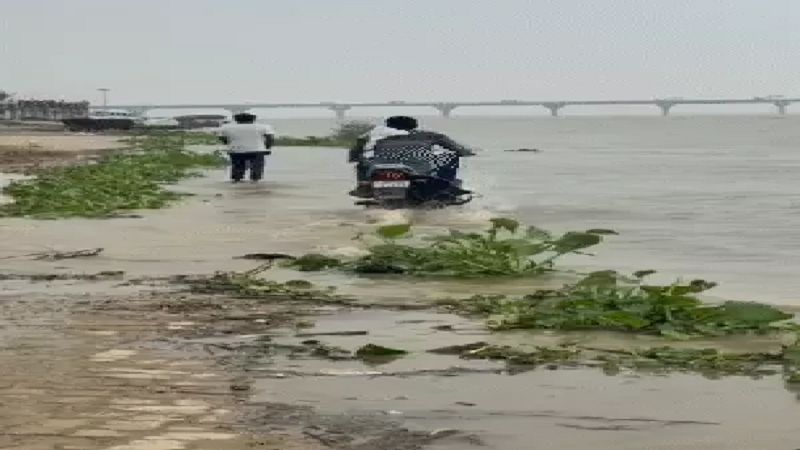 यूपी में मानसून बना मुसीबत कहीं सड़क पर नाव तो कहीं छत पर अंतिम संस्कार, 25 अगस्त तक बारिश का अनुमान
