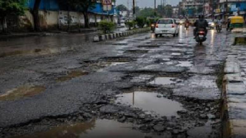 भोपाल की सड़कों पर जानलेवा गड्ढे और जलभराव से लोग परेशान निगम परिषद में कई मुद्दों पर बात लेकिन सड़कों पर खामोशी