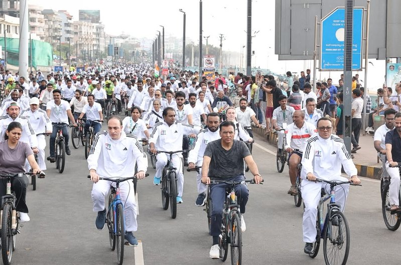साइकिल पर सवार हुए BRICS देश, मांडविया और रक्षा खडसे ने किया नेतृत्व; युवाओं को दिया फिट और स्वस्थ रहने का