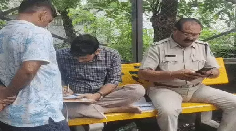 पत्नी से कहासुनी के बाद कमरे में गया था विनोद, कुछ देर बाद फंदे पर मिला शव; भोपाल के कृषक नगर में सनसनी