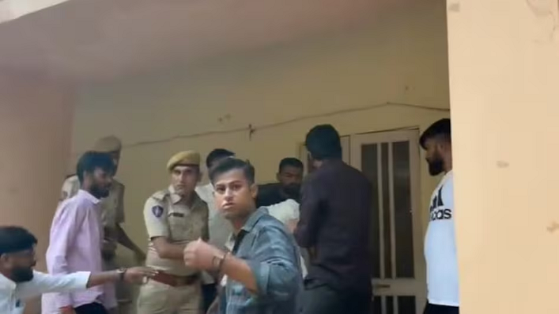 CJP के कार्यक्रम में हंगामा, ABVP और BJP युवा मोर्चा कार्यकर्ताओं ने दीवार फांदी; पुलिस ने दो को पकड़ा