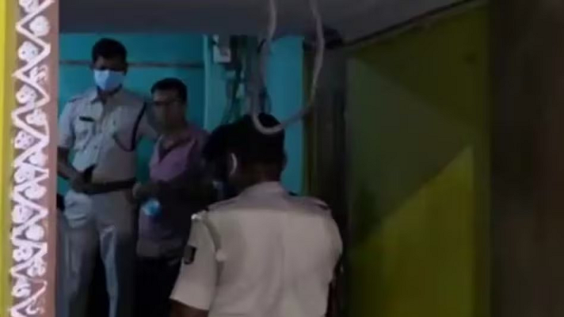 किचन से आ रही थी तेज बदबू, सीमेंट के नीचे छिपा था राज; मां की हत्या के बाद शव दफनाकर फरार हुआ बेटा!