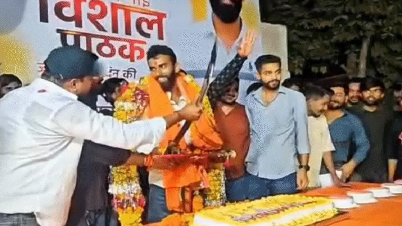 जन्मदिन की पार्टी में तलवारबाजी पड़ी भारी, वीडियो वायरल होने के बाद FIR; कोलार रोड में युवक की हरकत से पुलिस अलर्ट