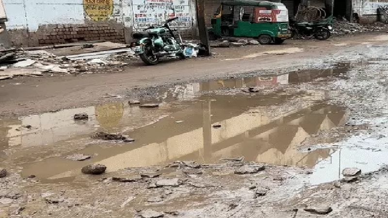 बारिश में भोपाल की सड़कें बनीं डांसिंग स्पॉट, कहीं तालाब तो कहीं गड्ढों का राज; रोज हादसों के साए में सफर