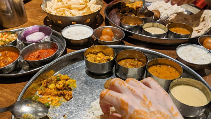 Vastu Upay: बेड और बाथरूम में भूलकर भी न करें भोजन! जानें खाने की सही जगह और शुभ दिशा