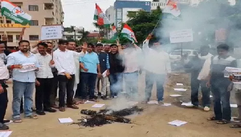 भोपाल के कटारा हिल्स में नगर निगम के खिलाफ फूटा गुस्सा! जलभराव और गड्ढों से परेशान लोगों ने फूंका पुतला