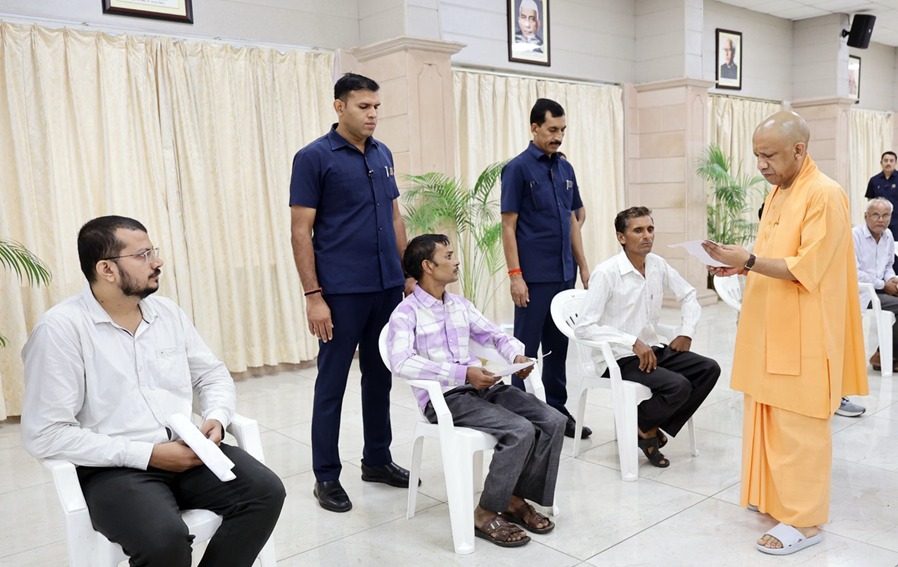 जनता दर्शन में सख्त दिखे सीएम योगी, बोले- जनसमस्याओं के समाधान में लापरवाही बर्दाश्त नहीं