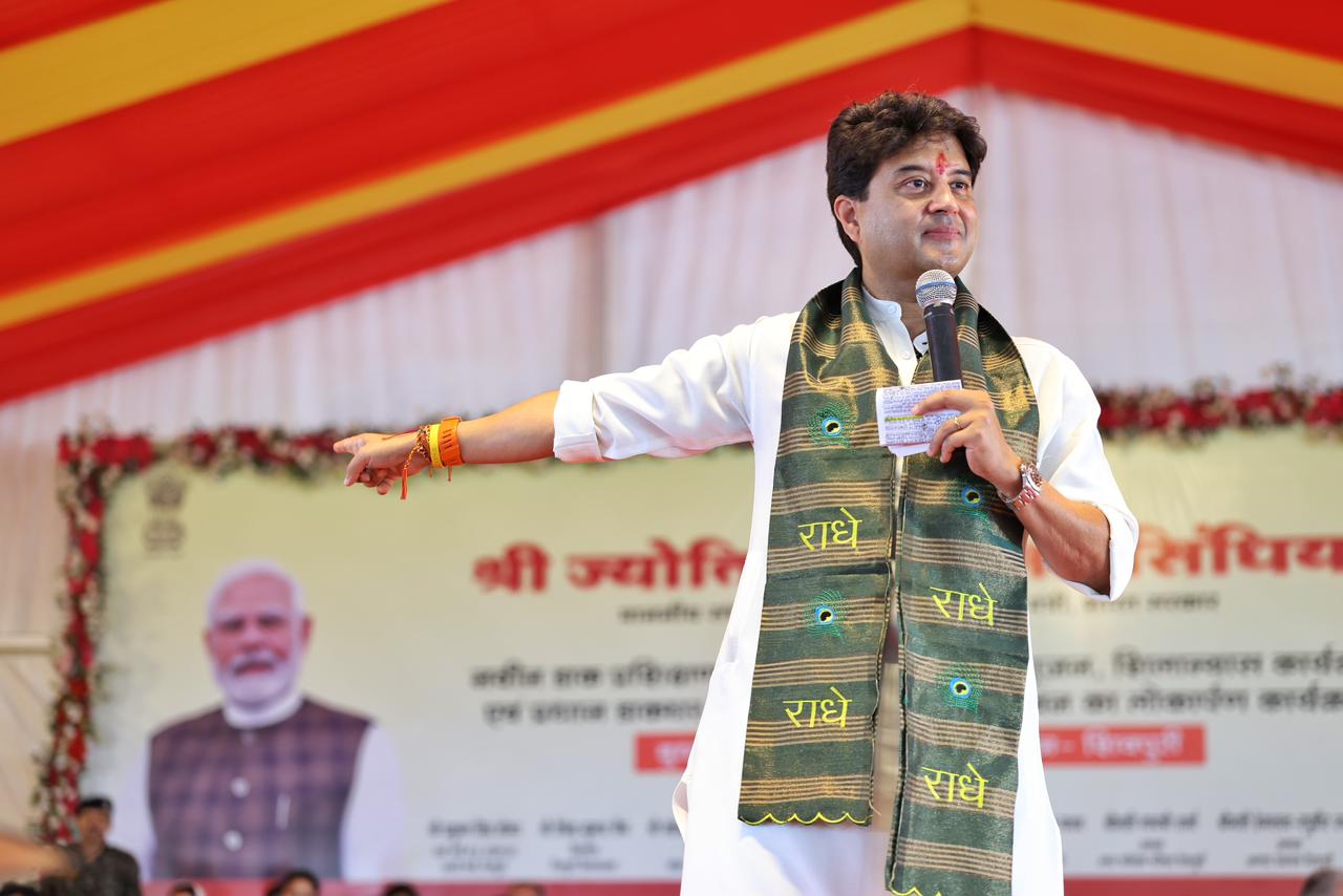 शिवपुरी में राशन की मांग पर बिफरे ज्योतिरादित्य सिंधिया; बोले- 'नेतागिरी नहीं चलेगी', फिर खुद को बताया परिवार का मुखिया