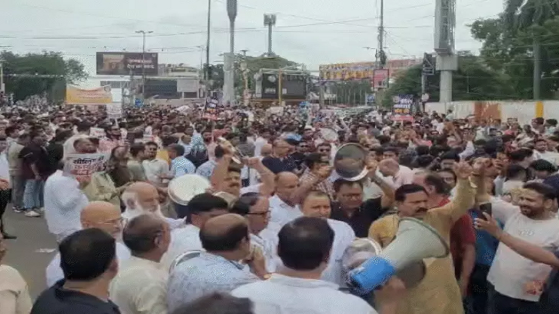 सीलिंग कार्रवाई से भड़के भोपाल के व्यापारी, 170 प्रतिष्ठानों पर एक्शन के बाद कोलार रोड पर आंदोलन की तैयारी