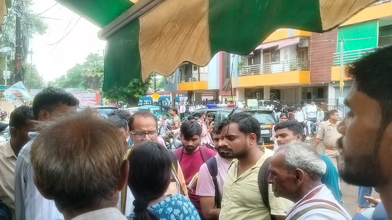कानपुर में BSF परीक्षा में बवाल: सिस्टम बंद, बिना चेकिंग एंट्री और पेपर लीक का आरोप, एग्जाम रद्द