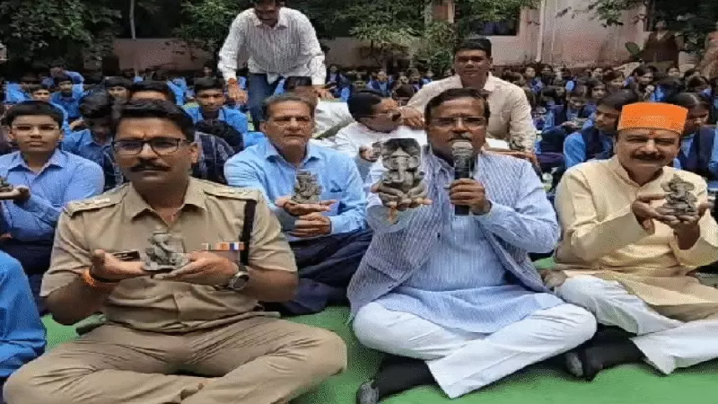 गणेश उत्सव से पहले उज्जैन में अनोखी पहल स्कूलों में बच्चों को सिखा रहे मिट्टी के गणेश बनाना